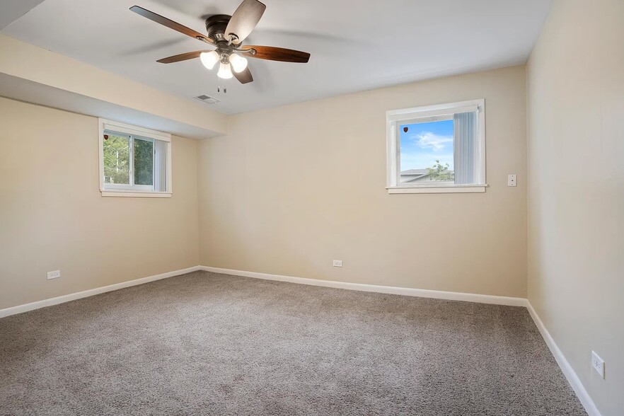 Building Photo - 325 Bramble Ln