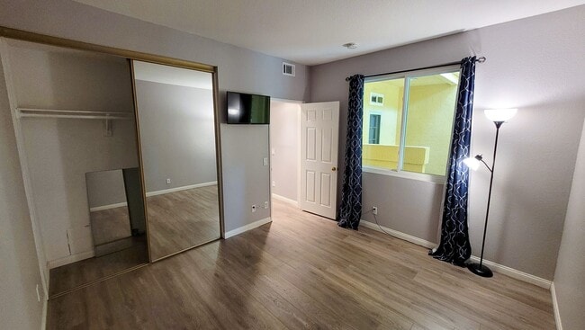 Building Photo - Downstairs 2 Bed 2 Bath Condo in Gated Community!