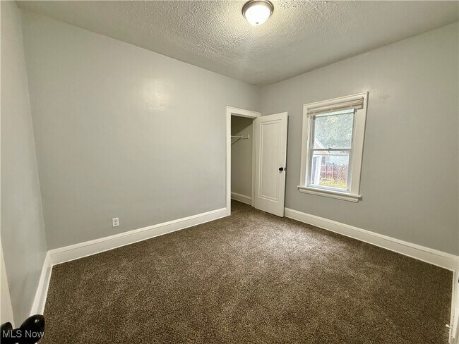 Building Photo - 810 Thayer St