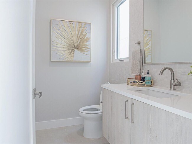 Building Photo - 370 6th St S