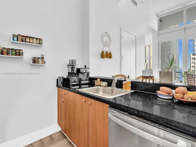 Building Photo - 2200 NE 4th Ave