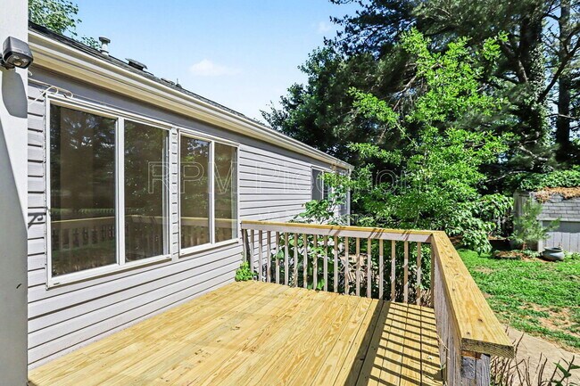 Building Photo - 10475 Willow View Cir