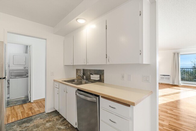 Building Photo - 1 month free!! Sweet 1/1 condo in Lake Oswego with covered parking and storage included!