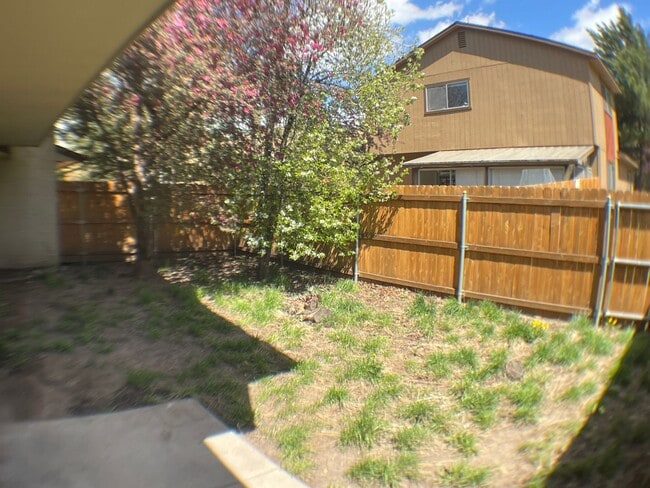 Building Photo - Super End unit Townhouse!!