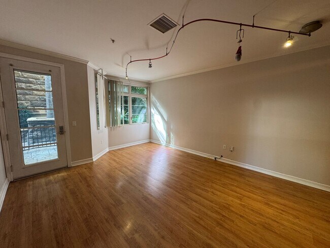 Building Photo - 3 Bedroom 2 Bathroom down town San Diego