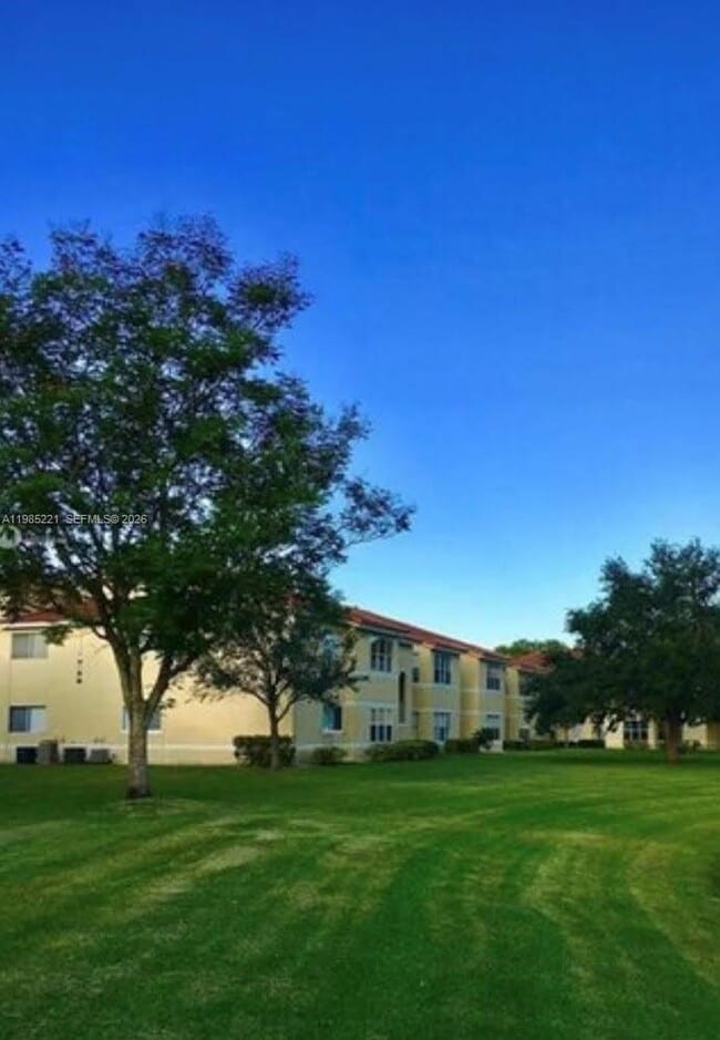 Building Photo - 417 Vista Isles Dr