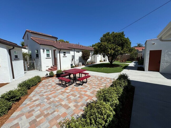 Building Photo - Completely Remodeled Spanish Style Midtown Apartment! Air Conditioning!