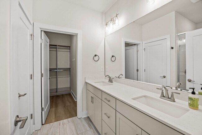 Building Photo - 3213 Zenith Ln