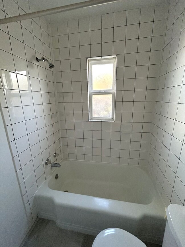 Building Photo - 521 Adams St NE