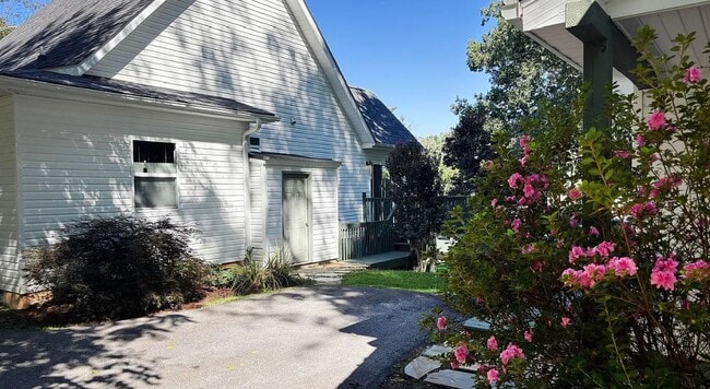 Building Photo - 477 Probart St