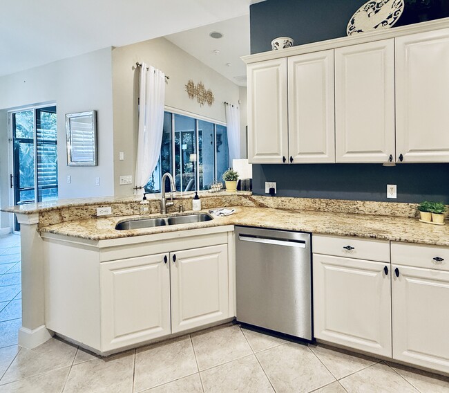 Building Photo - 16156 Parque Ln
