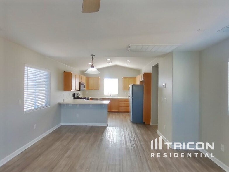 Building Photo - 3613 E Carisbrook Dr