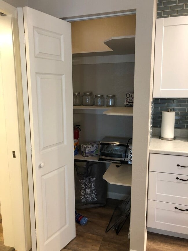 Building Photo - Beauty and Convenience! Remodeled, Fully F...