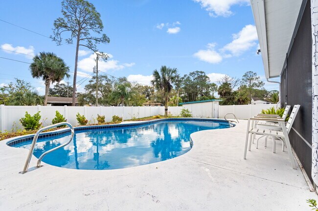 Building Photo - 801 Young Ave NW