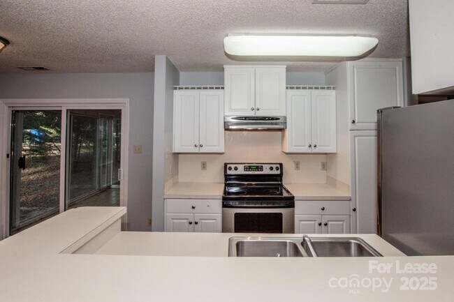 Building Photo - 408 Lytton St