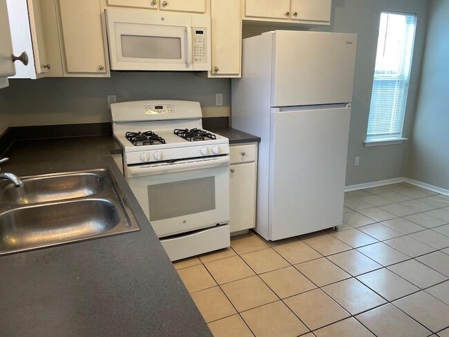 Building Photo - 8401 Colony Loop Dr