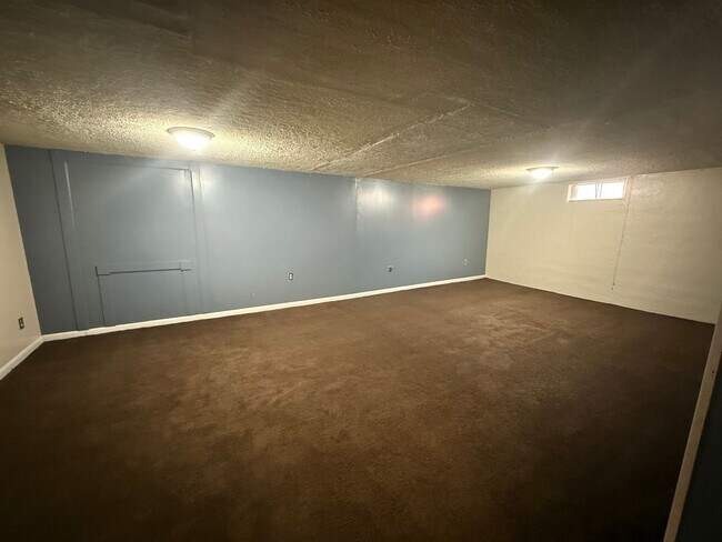 Building Photo - Cloverport Neighborhood! Dixie close to Wa...