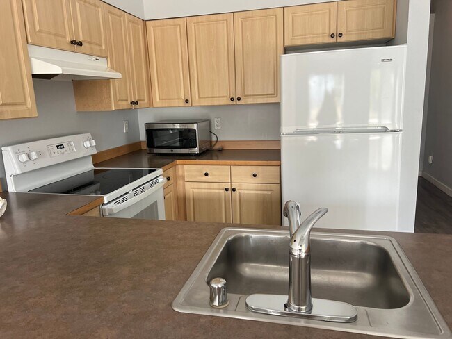 Building Photo - Top Floor! Vaulted Ceilings, Fireplace, LV...