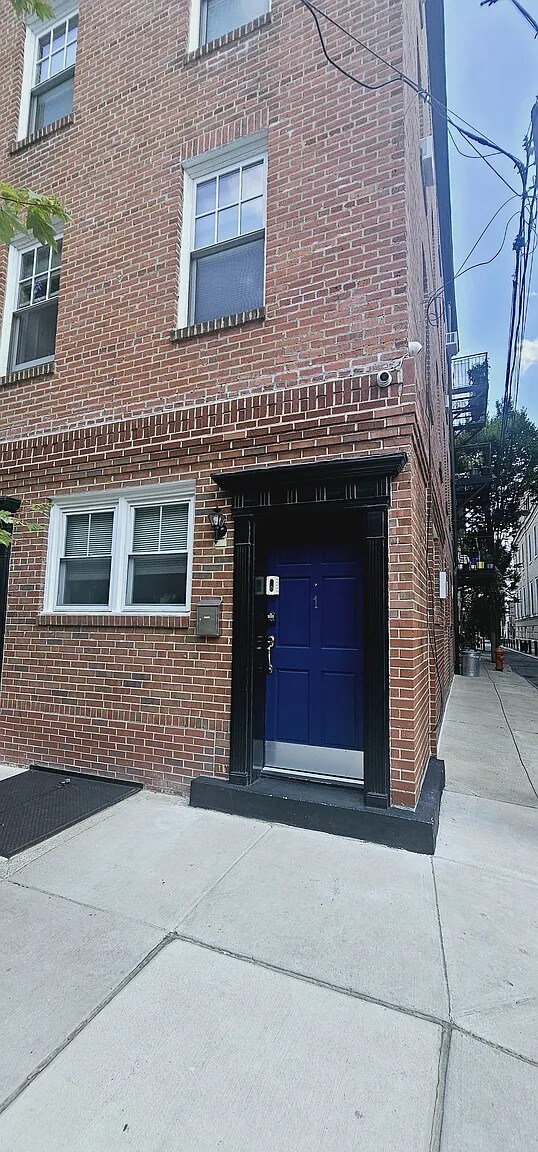 Building Photo - 421 S 17th St