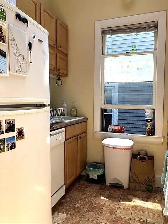 Building Photo - 216 Columbia St