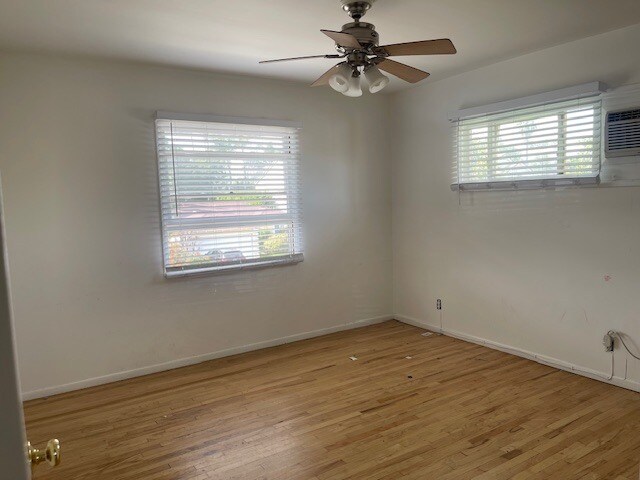 Building Photo - 14225 Riverside Dr