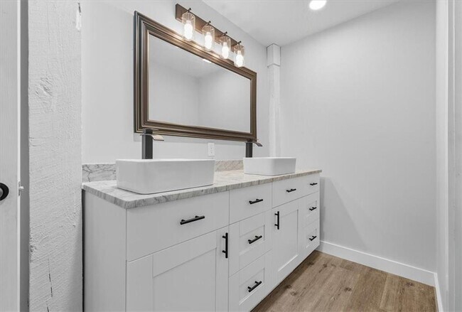 Building Photo - 96 Collins Rd