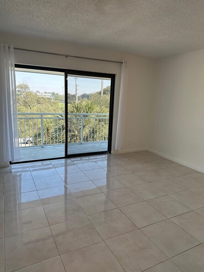 Building Photo - 505 S Pine Island Rd