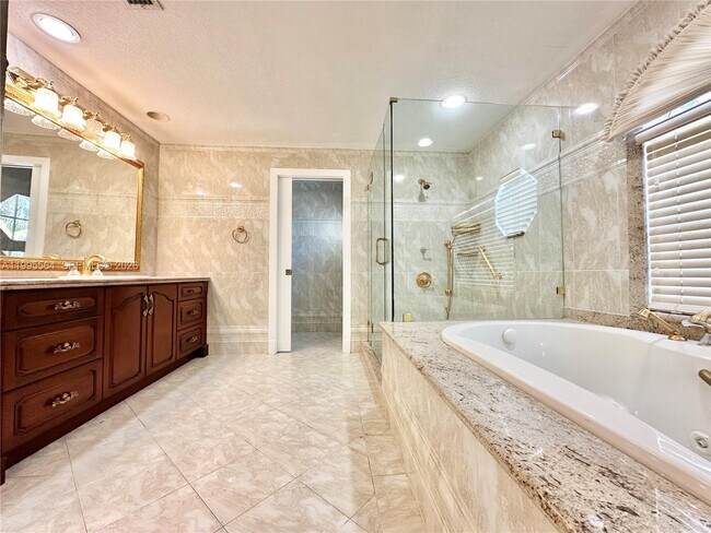 Building Photo - 5023 NW 94th Doral Pl