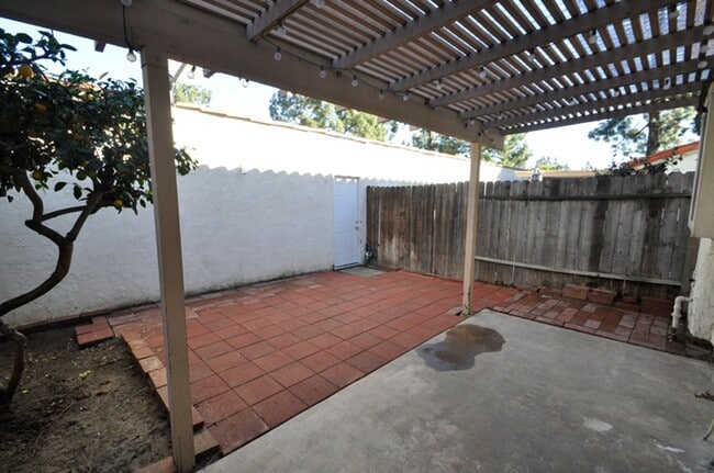 Building Photo - 3 Bdrm/2.5 Bath in Criterion Townhomes Com...