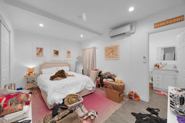 Building Photo - 570 N Cambridge St