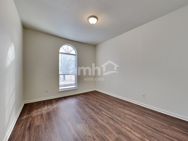 Building Photo - 512 Timber Dr