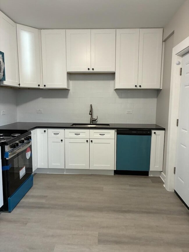 Building Photo - 1542 Victoria Ave