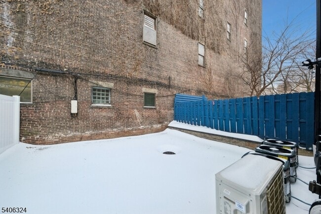 Building Photo - 52 James St