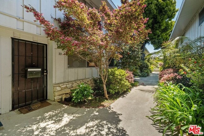 Building Photo - 4040 Grand View Blvd