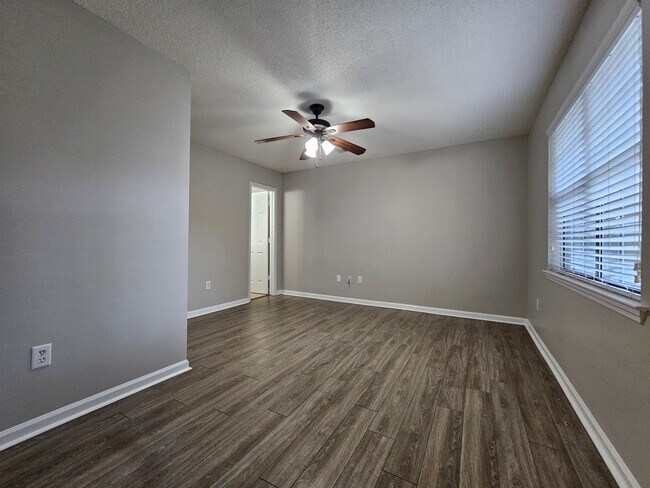 Building Photo - **Newly remodeled kitchen **  2 bedroom, 2bath Isle of Hope home with fenced in backyard and scre...