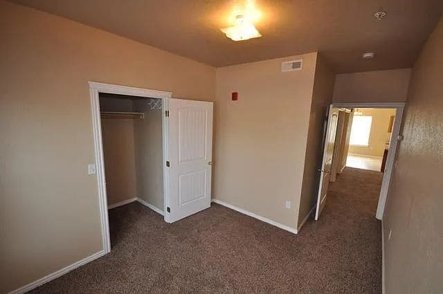 Building Photo - Upper Level 2 Bed 2 bath Apartment