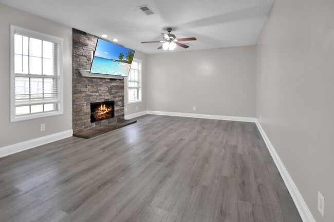 Building Photo - Pet Friendly Four Bedroom!