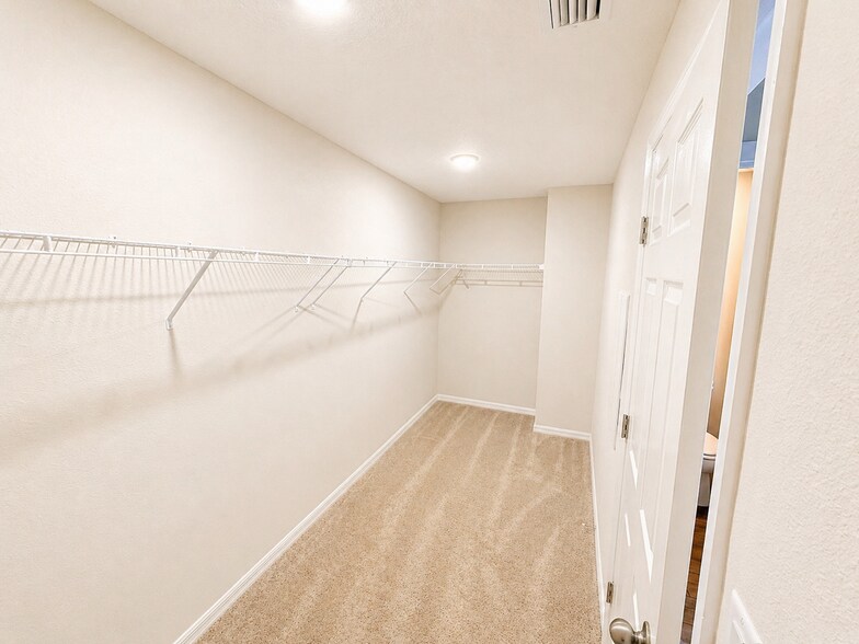 Building Photo - 1305 Current Pl