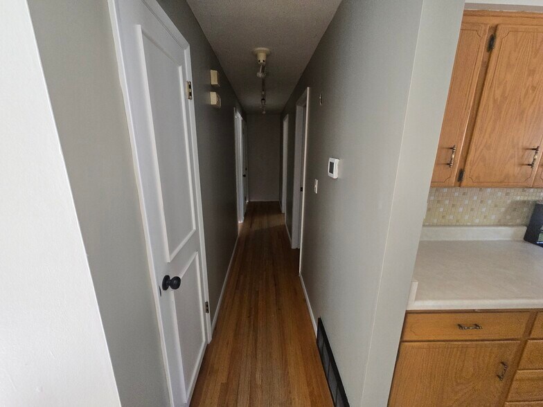 Building Photo - 3010 W Weile Ave