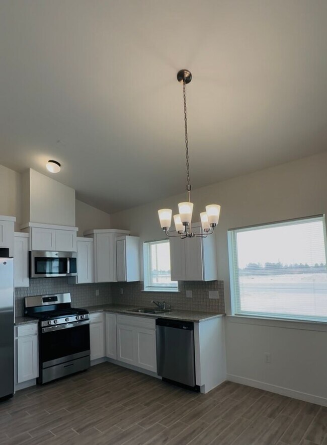 Building Photo - HALF OFF RENT FOR MAY!!