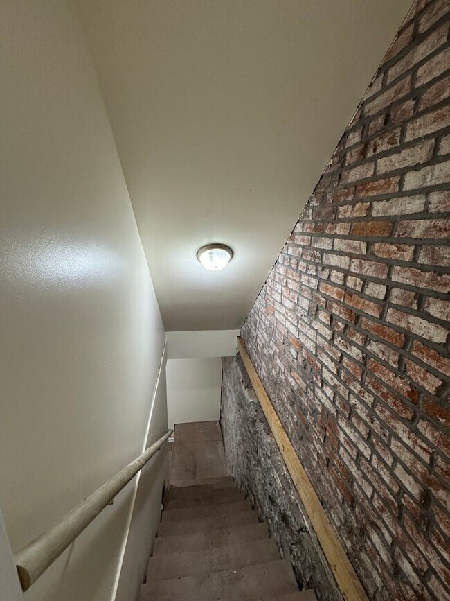 Building Photo - 2027 Russell Blvd