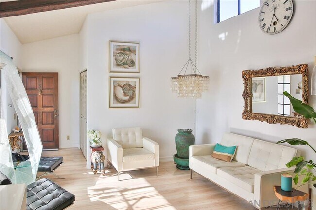 Building Photo - Light, Bright + Airy 2 Bed, 2 Bath Second Floor Condo in Highly Desirable Hillcrest!
