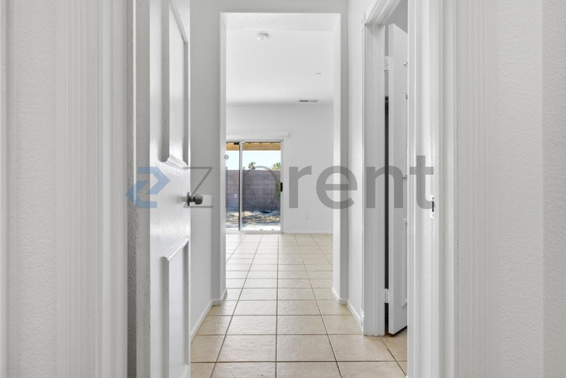 Building Photo - Unit