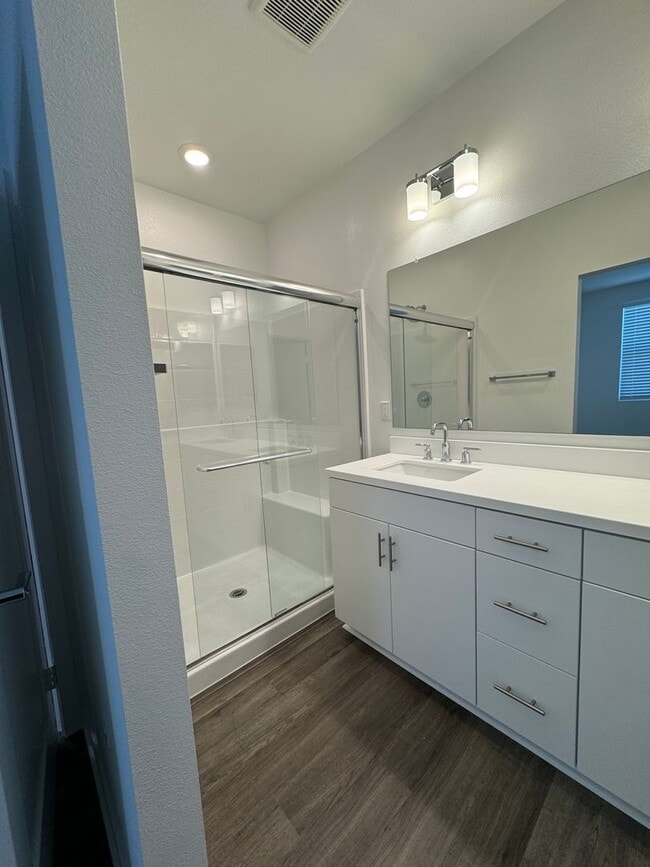 Building Photo - Modern 3B/3B Townhome in Covina
