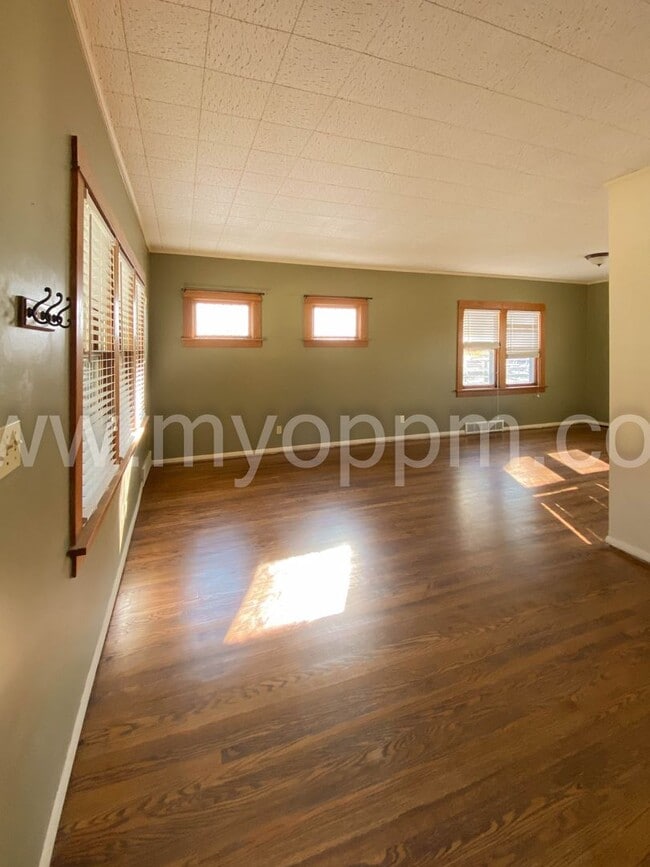 Building Photo - 2 Bed / 1 .5 Bath Home | Midtown