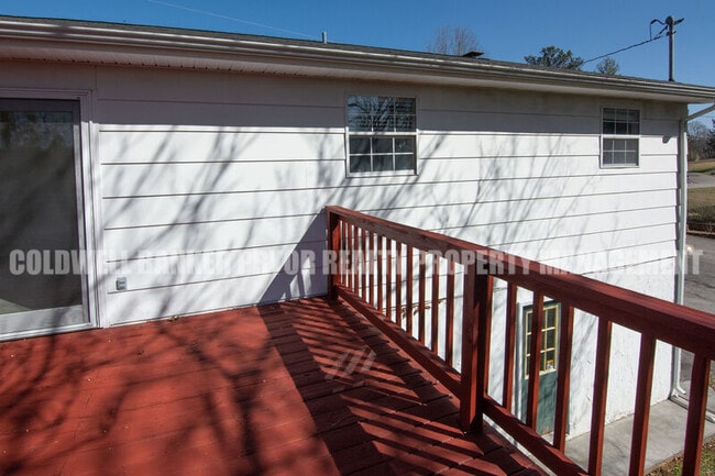 Building Photo - 598 Highland Dr