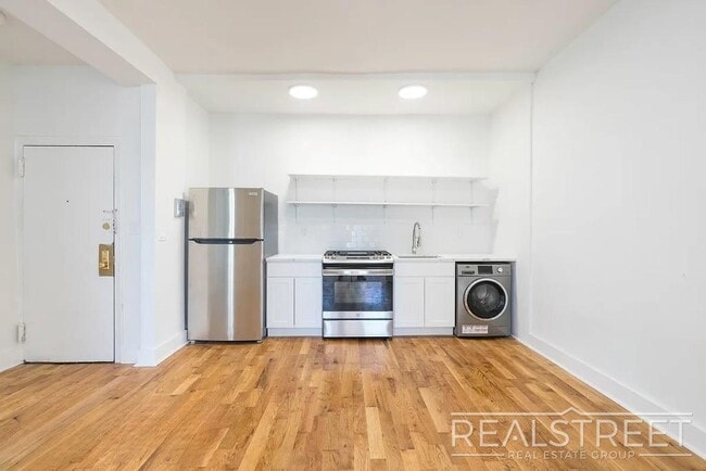 Building Photo - Spacious 2 BED + office in Bushwick