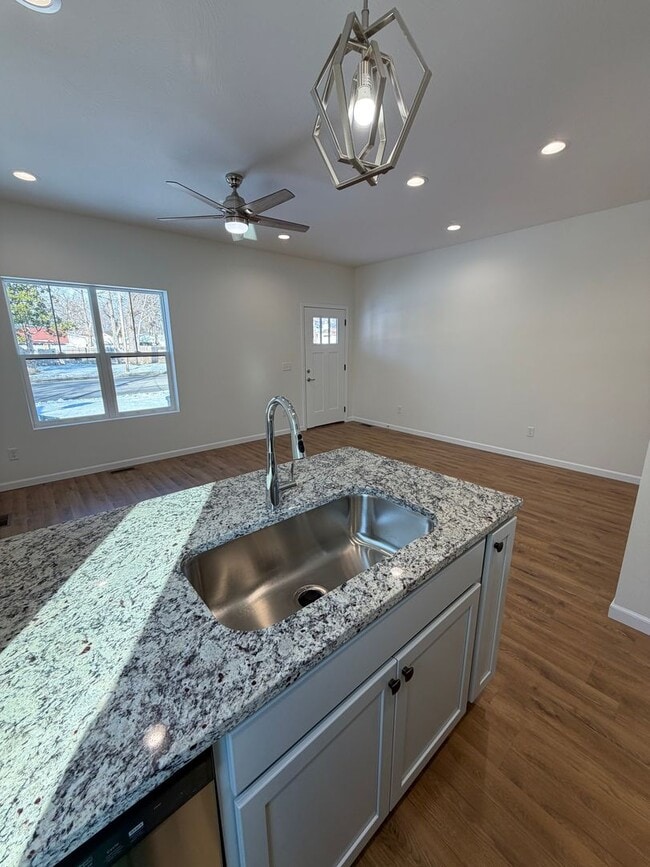 Building Photo - 3 Bedroom | 2 Bathroom | 1 Car Garage | Springfield MO!