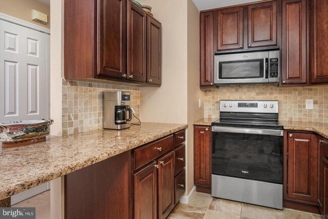 Building Photo - 1008 Horseshoe Dr
