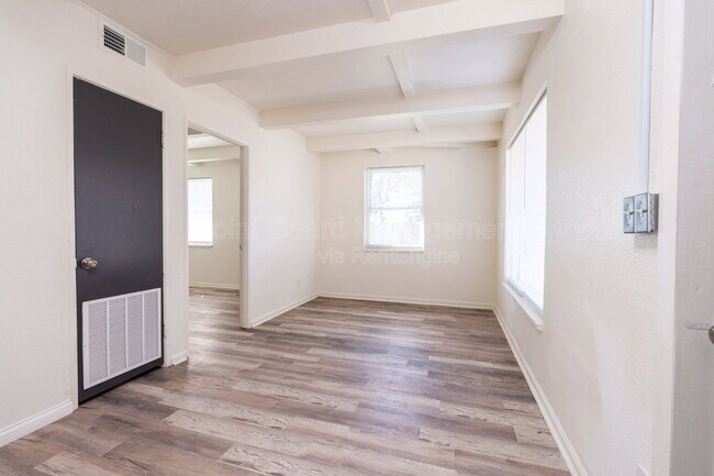Building Photo - 1335 W Dora St